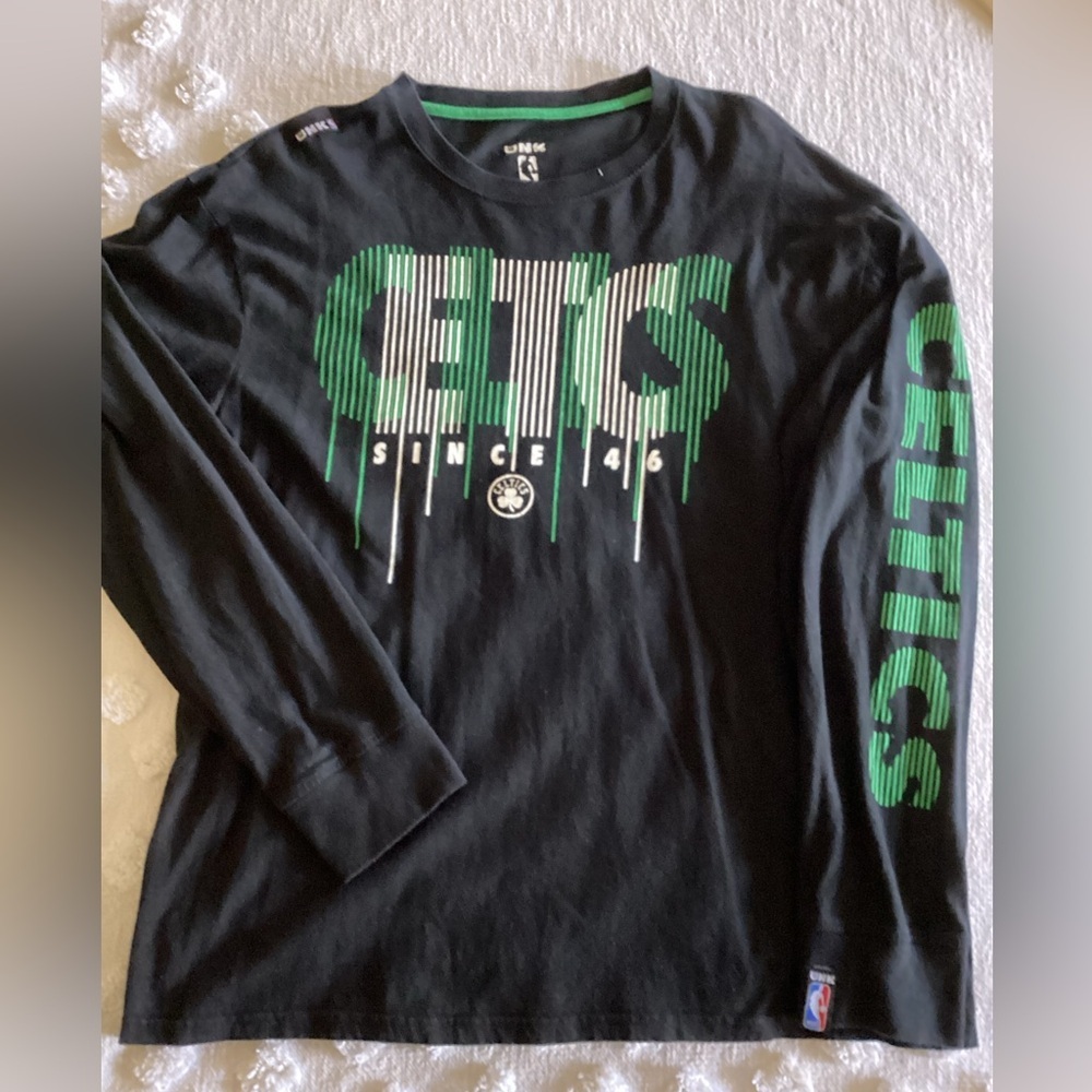 UNK NBA Boston Celtics Shamrock Size XL Longsleeve Tshirt Writing On Sleeve
Q2